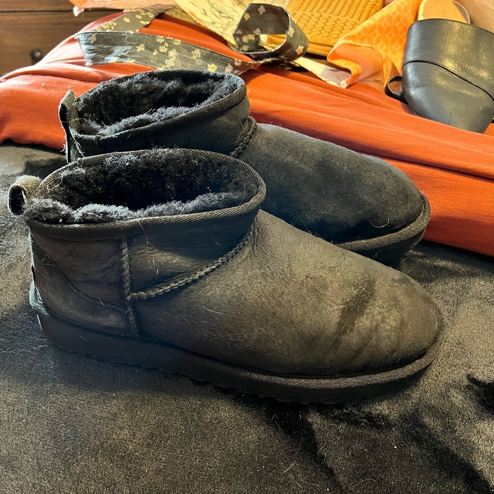 Ugg | Black Ultra Minis- size 9
